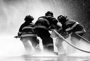 pompieri-in-azione-per-lotta-antincendio