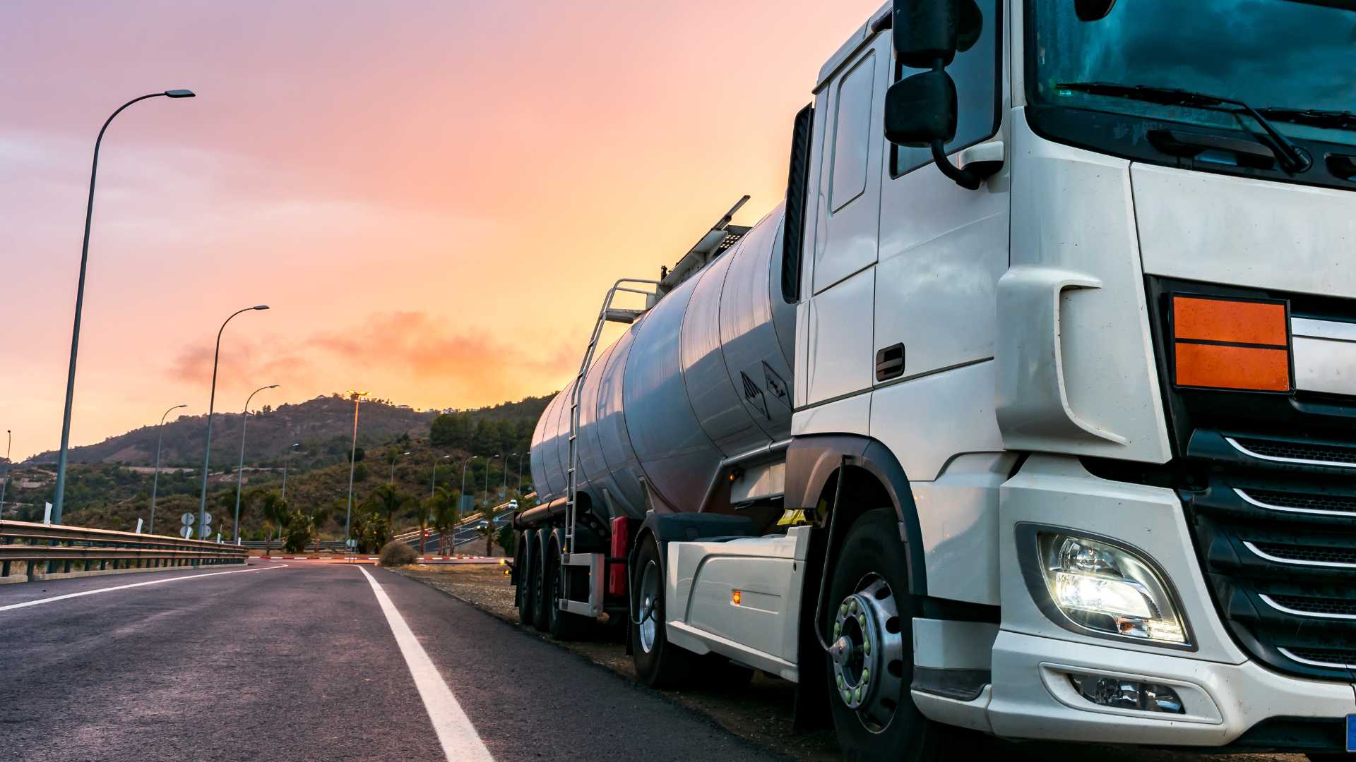Camion su strada che trasporta merci pericolose al tramonto
