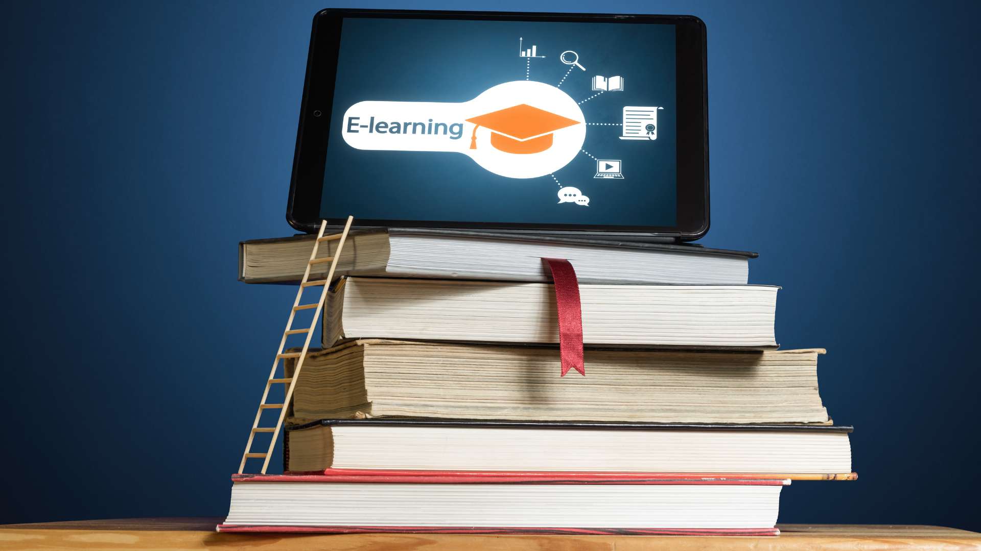 Libri con sopra un computer con la scritta E-learning