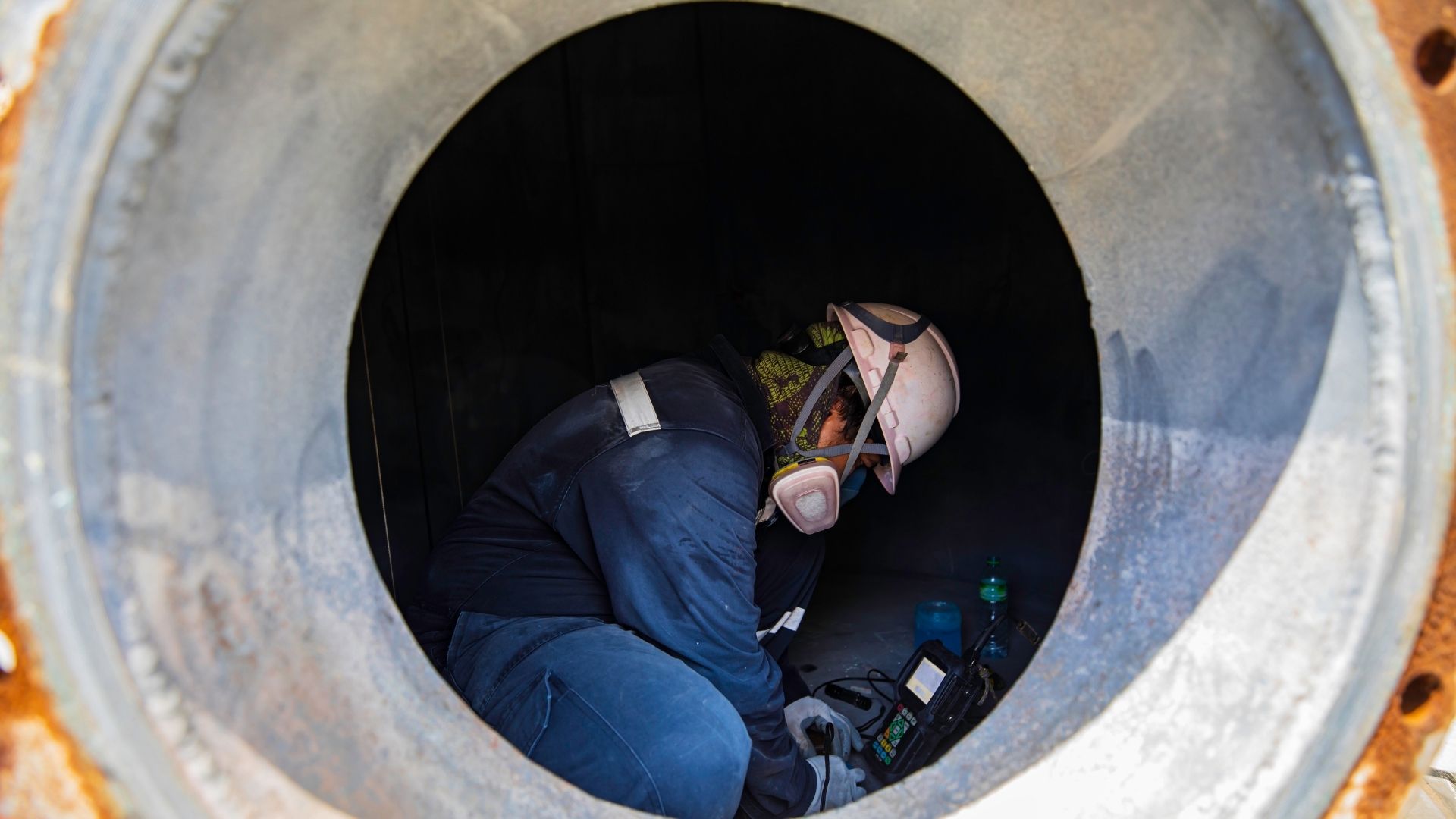 Lavoratore dentro ad uno spazio confinato