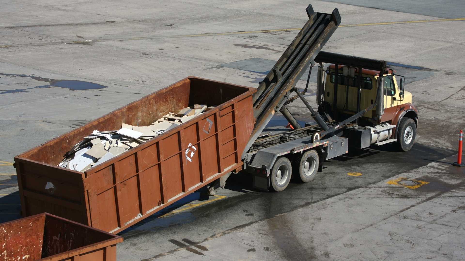 RENTRI GPS Camion che carica container contentente rifiuti pericolosi