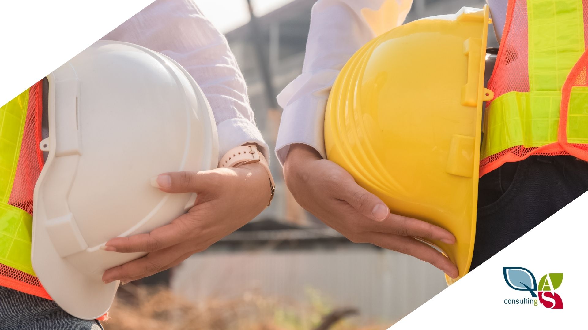 Due preposti con elemetto in mano