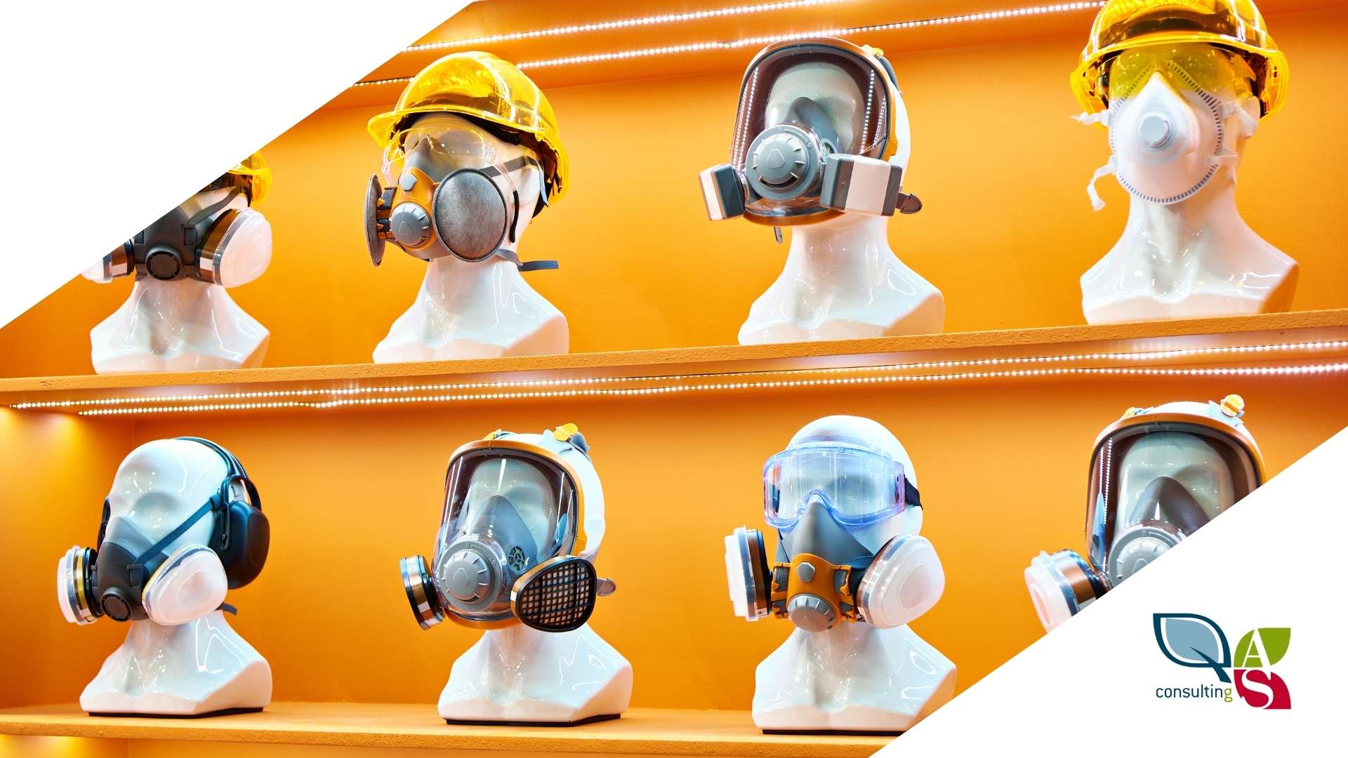 Espositori a mezzo busto con indossati elmetti e diverse tipologie di maschere con filrtri antipolvere per protezioone delle vie respiratorie