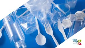 posate di plastica e imballaggi monouso appoggiati su un tavolo