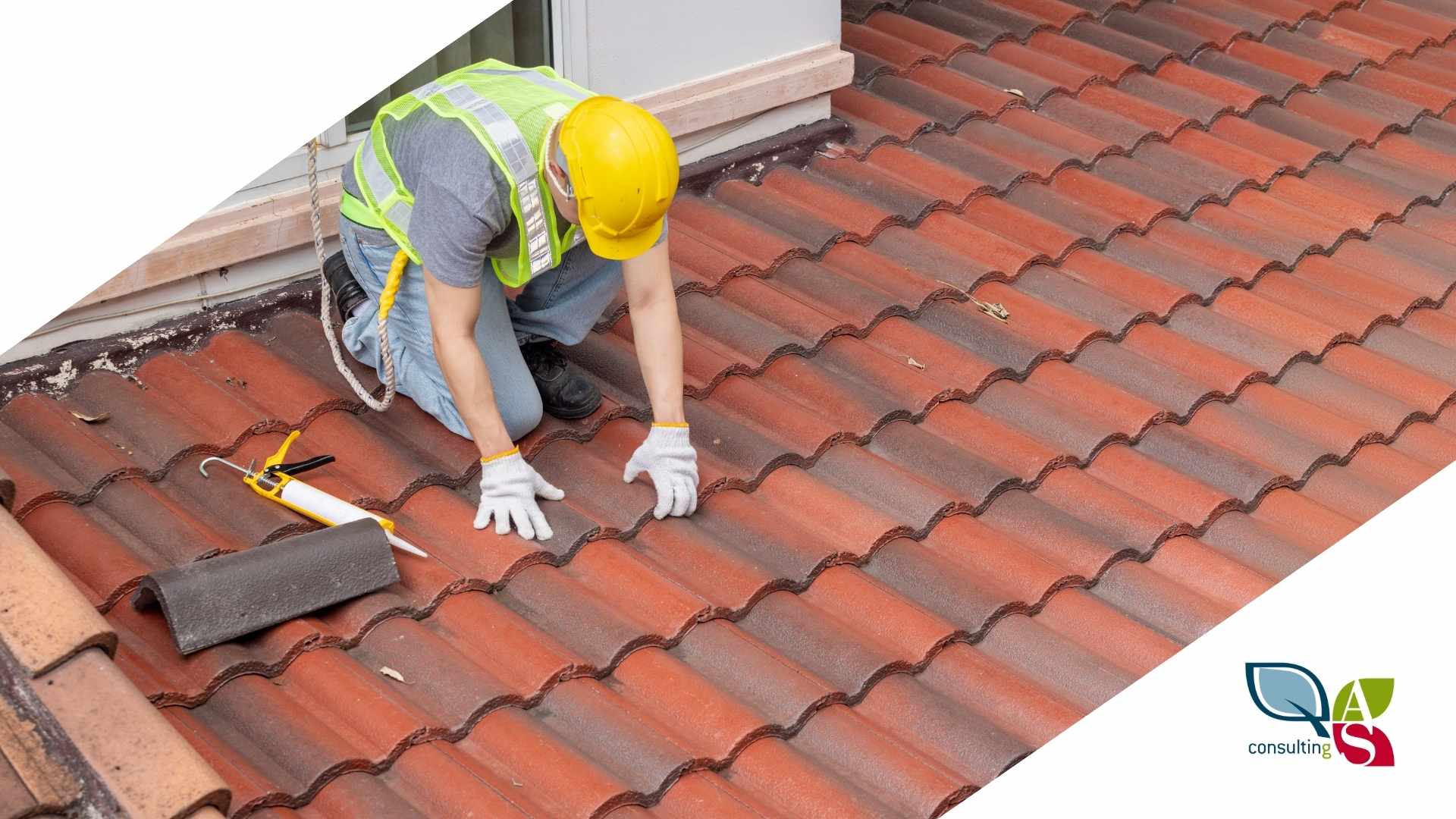Lavoratore con elemetto e DPI che lavora su un tetto