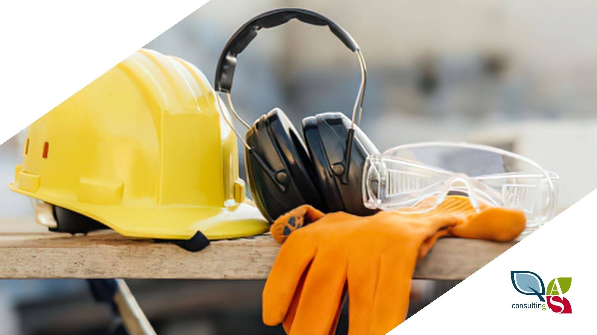 Elemtto da lavoro, cuffie e guanti da lavoro su un tavolo